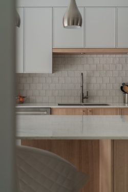 Projet-Victoria_Réno Cuisine_7 Bois naturel et quartz : le duo gagnant d’une cuisine intemporelle